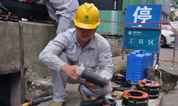 9月15日,电力施工人员正在进行设备更换,河东配网自动化改造拉开帷幕.