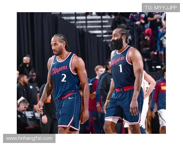 41岁詹姆斯依然风采依旧大回环合球双手灌篮展现无限活力 41岁詹姆斯依然风采依旧大回环合球双手灌篮展现无限活力