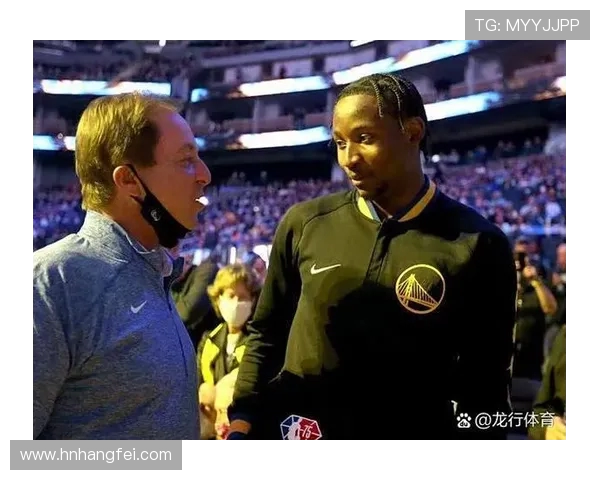 库明加与球迷合影透露心声：渴望留队但命运却被他人掌控